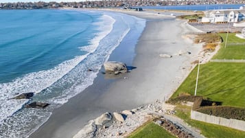 Una spiaggia nelle vicinanze