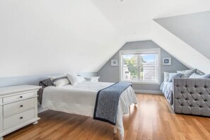 5 bedrooms, desk, iron/ironing board, travel crib