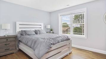 5 slaapkamers, een bureau, een strijkplank/strijkijzer, reisbedje