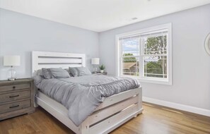 5 slaapkamers, een bureau, een strijkplank/strijkijzer, reisbedje