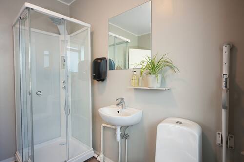 Douche, douche à « effet pluie », articles de toilette gratuits