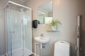 Shower, rainfall showerhead, free toiletries, hair dryer