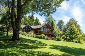 Egyptian cotton sheets, premium bedding, down comforters, in-room safe - Rotui Luxury Village (San Martín de los Andes)