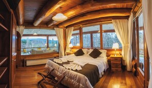 Exclusive Residence Los Duendes | Egyptian cotton sheets, premium bedding, down duvets, in-room safe