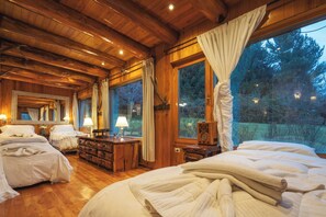 Exclusive Residence Los Duendes | Egyptian cotton sheets, premium bedding, down duvets, in-room safe - Rotui Luxury Village (San Martín de los Andes)
