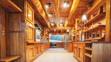 Residencia Exclusiva Los Duendes | Cocina privada | Frigorífico grande, microondas, horno y placa de cocina