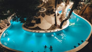 2 outdoor pools