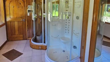 Exclusive-Ferienhütte | Badezimmer | Haartrockner, Bidet, Handtücher, Seife