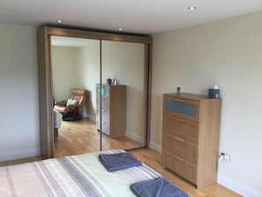 2 slaapkamers, een strijkplank/strijkijzer, wifi, beddengoed