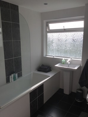 Een haardroger, handdoeken, zeep, toiletpapier