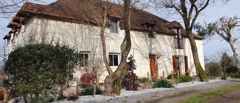 Fachada de la propiedad por la tarde o noche