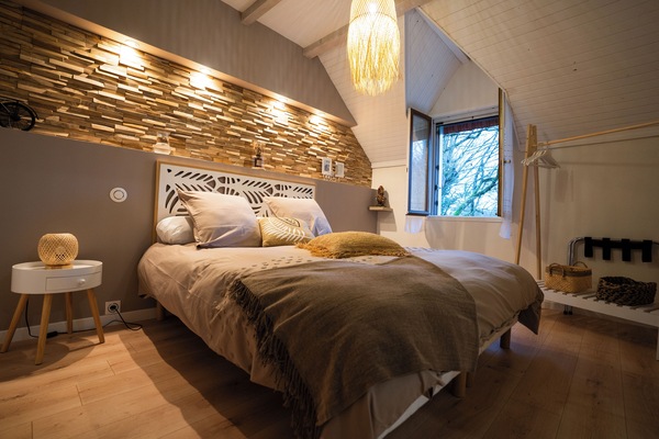 Premium bedding, laptop workspace, soundproofing, free WiFi