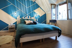 Rom – superior | Sengetøy av topp kvalitet, skrivebord for bærbar PC og lydisolert