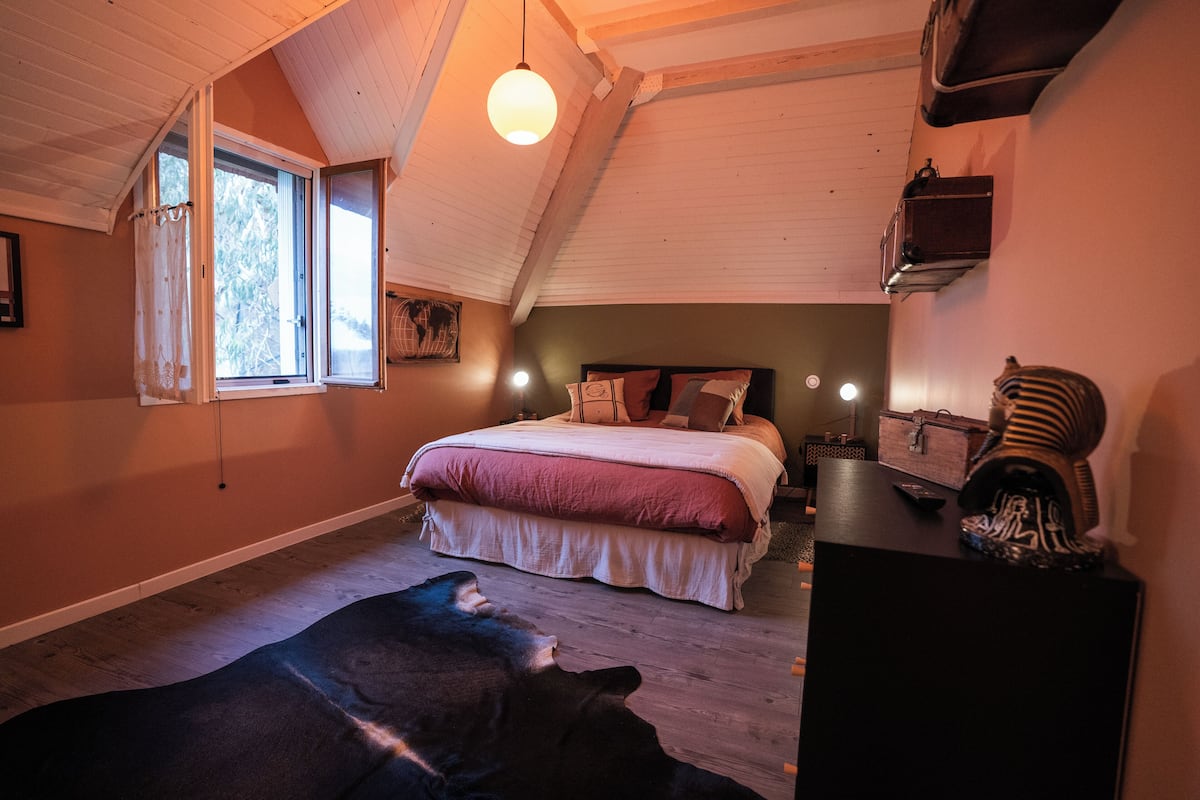 Premium bedding, laptop workspace, soundproofing, free WiFi
