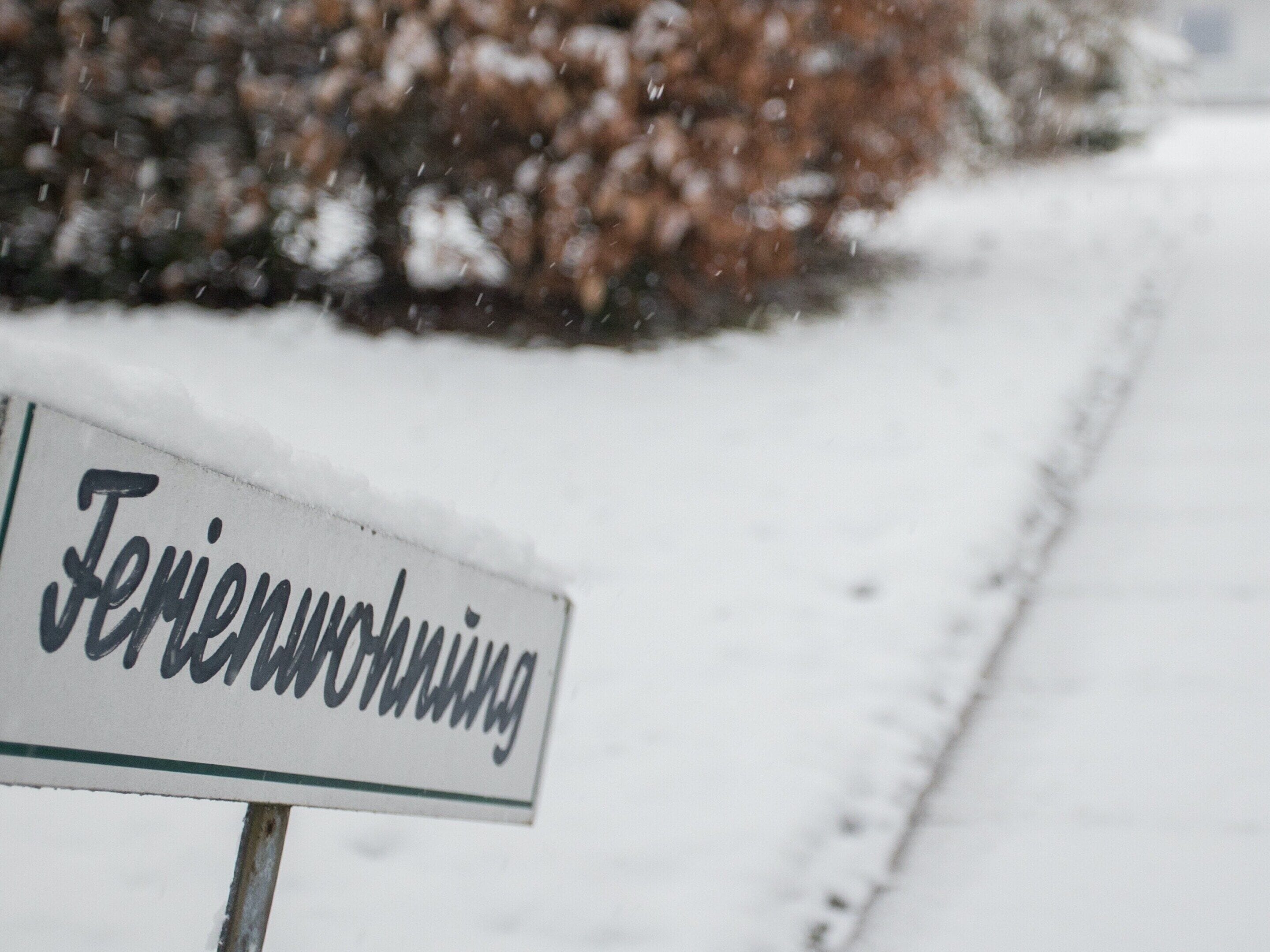 A sign with the text "Fensterarbeit" in a snowy environment.