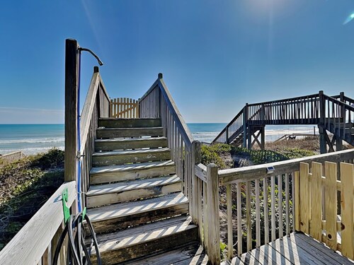 The Twisted Pelican | Oceanfront, Pet-Friendly