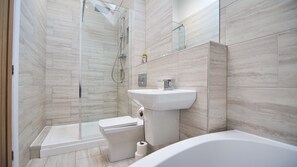 Séchoir à cheveux, serviettes fournies, savon, papier de toilette