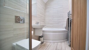 Haartrockner, Handtücher, Seife, Toilettenpapier