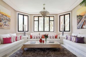 TV, peis, DVD-spiller og stereoanlegg