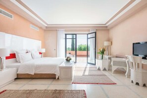 5 bedrooms, desk, iron/ironing board, travel crib