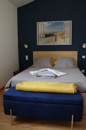 3 dormitorios, tabla de planchar con plancha, ropa de cama