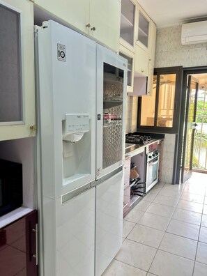 Refrigerador, microondas, horno y parrilla de estufa 