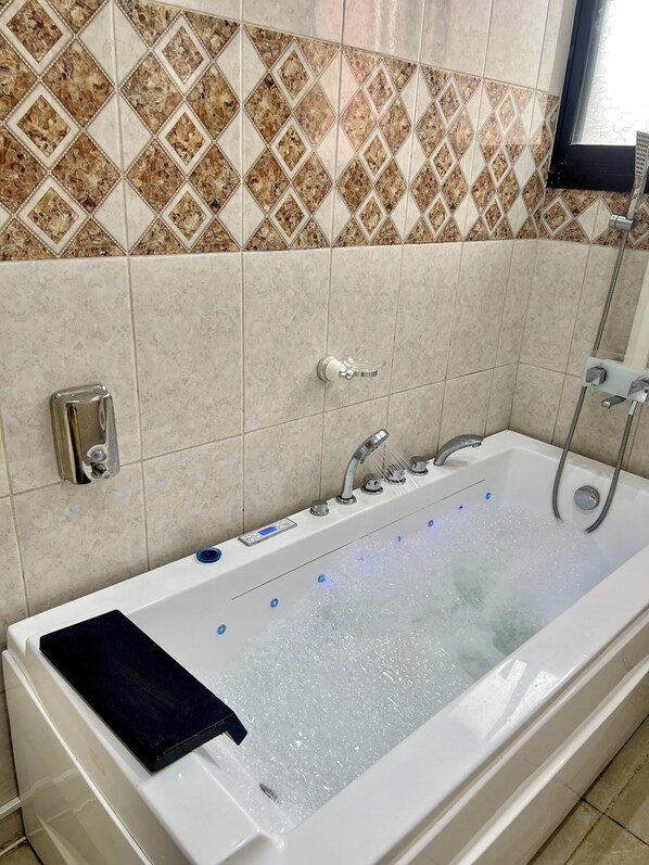 Regadera, toallas, jabón, papel de baño 