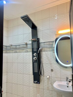 Douche, serviettes fournies, savon, papier toilette