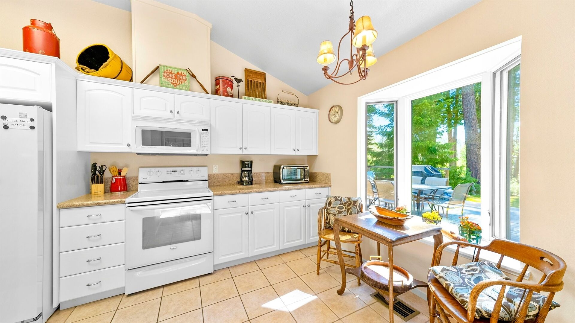 Kylskåp, mikrovågsugn, spishäll och diskmaskin