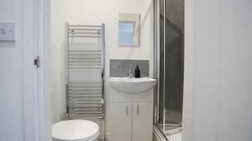 Deluxe Apartment | Bathroom