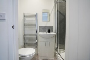 Deluxe Apartment | Bathroom - Homesly Guest Rooms - 1 Bed Room Apt. (Berwick-upon-Tweed)