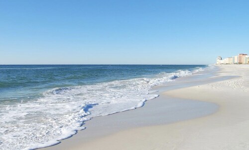 Bay Breeze Retreat- Right Next To All The Fun! Bring The Entire Group!