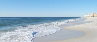 Bay Breeze Retreat- Right Next To All The Fun! Bring The Entire Group!