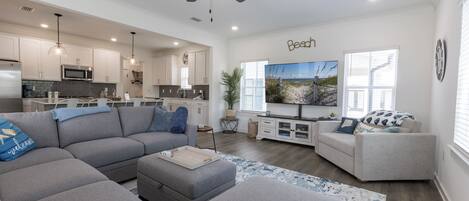 TV connectée, lecteur de DVD, baby-foot, table de tennis de table