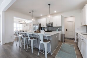 冷蔵庫、電子レンジ、オーブン、コンロ