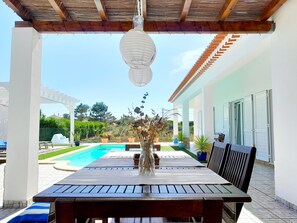 Outdoor dining - Holiday Villa with Saltwater pool near Aljezur (Aljezur)