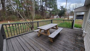 Outdoor dining - Charming 3-bedroom house with WiFi and AC in Laceys Spring (Laceys Spring)