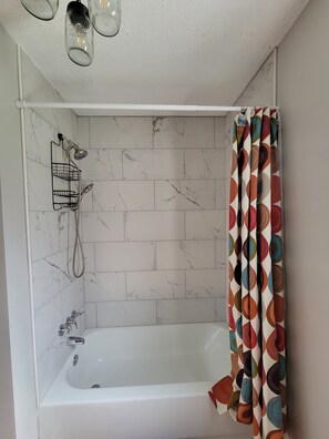Towels, soap, toilet paper - Charming 3-bedroom house with WiFi and AC in Laceys Spring (Laceys Spring)
