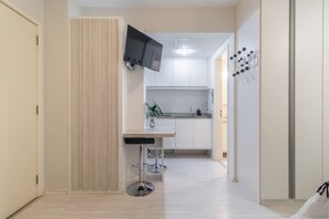 Kühlschrank, Mikrowelle, Wasserkocher mit Kaffee-/Teezubehör, Toaster