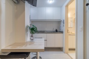 Kylskåp, mikrovågsugn, kaffe- och tebryggare och brödrost
