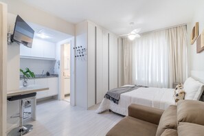 Planxa i posts de planxar, wifi gratuïta i roba de llit