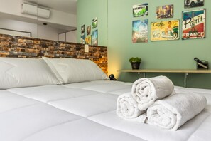 Een strijkplank/strijkijzer, gratis wifi, beddengoed