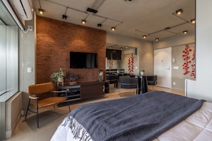 Een strijkplank/strijkijzer, gratis wifi, beddengoed