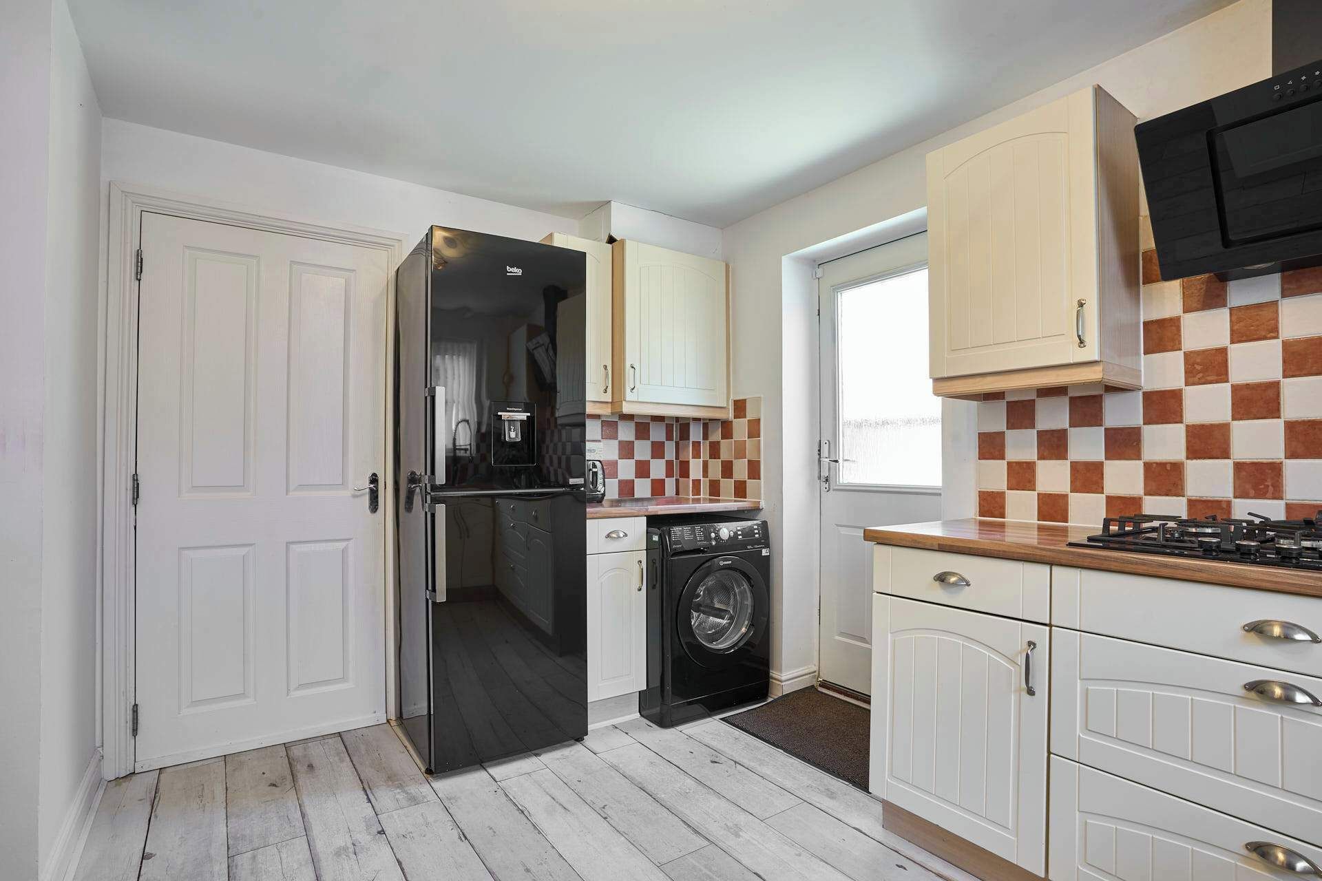 Kjøleskap, mikrobølgeovn, ovn og kokeplater