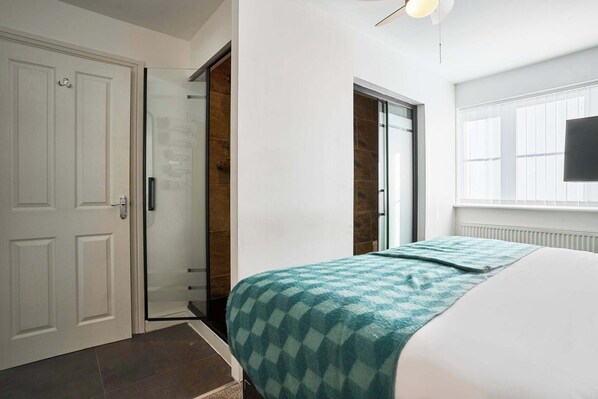 4 slaapkamers, een strijkplank/strijkijzer, wifi, beddengoed