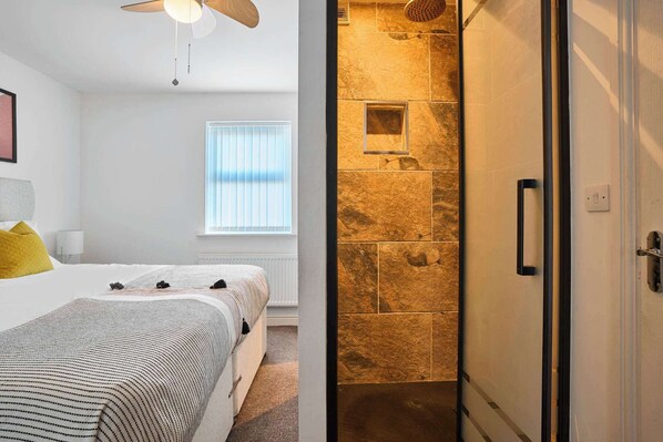 4 bedrooms, iron/ironing board, WiFi, bed sheets