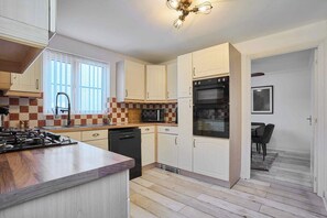 Een koelkast, een magnetron, een oven, een kookplaat