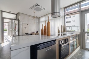 Réfrigérateur, micro-ondes, cafetière/bouilloire, grille-pain