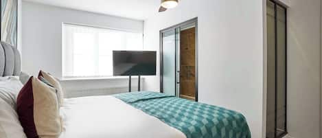 4 bedrooms, desk, iron/ironing board, WiFi