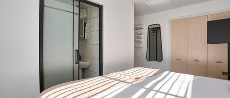 4 bedrooms, iron/ironing board, WiFi, bed sheets
